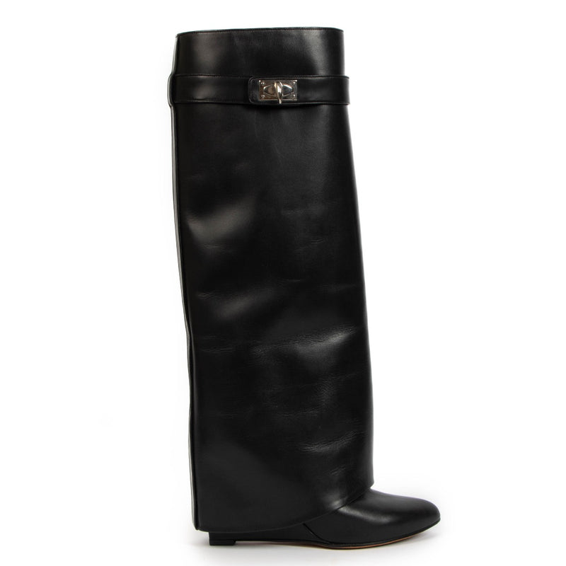 Shop safe online at Labellov in Antwerp, Brussels and Knokke this 100% authentic second hand Givenchy Black Shark Lock Boots