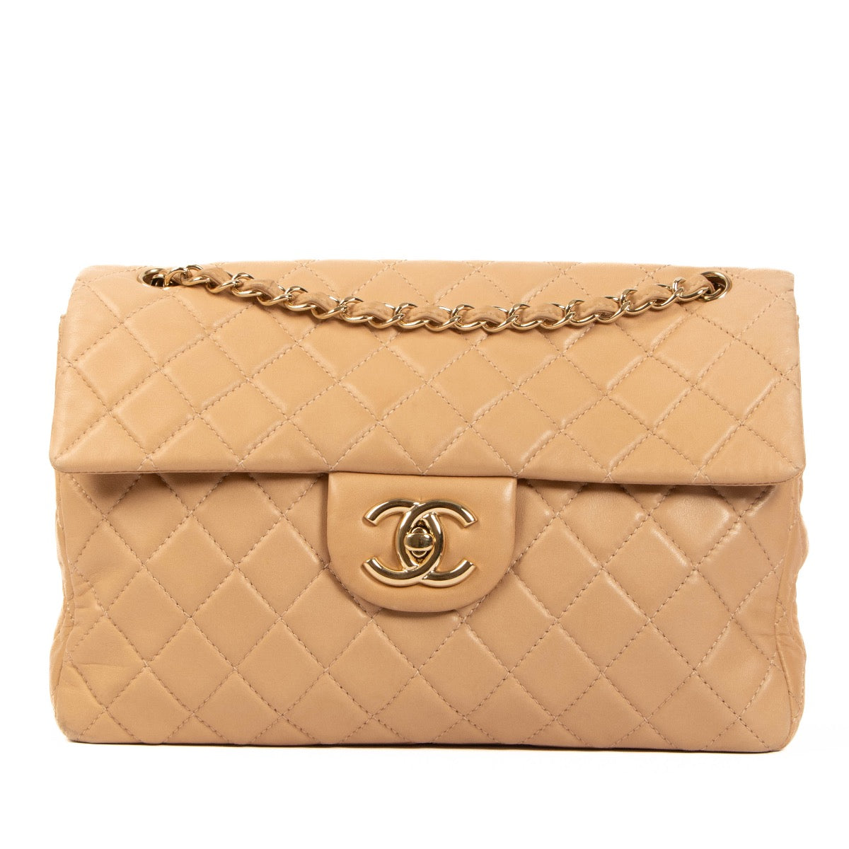 Shop safe online at Labellov in Antwerp, Brussels and Knokke this 100% authentic second hand Chanel Beige Lambskin Maxi Classic Bag