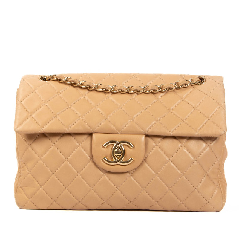 Shop safe online at Labellov in Antwerp, Brussels and Knokke this 100% authentic second hand Chanel Beige Lambskin Maxi Classic Bag
