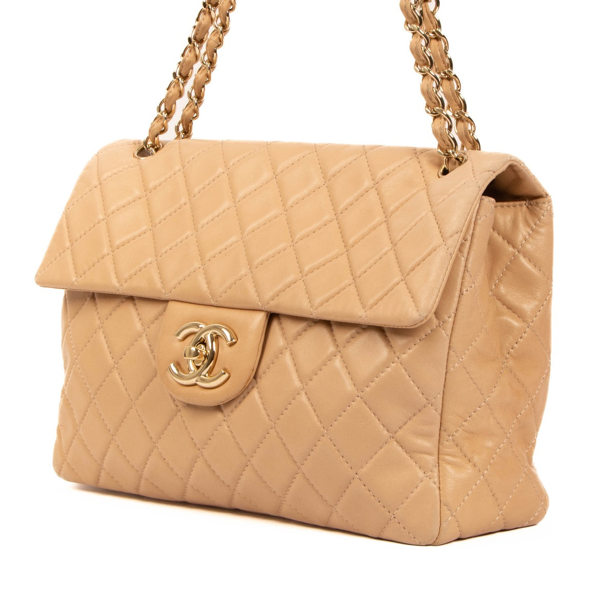 Shop safe online at Labellov in Antwerp, Brussels and Knokke this 100% authentic second hand Chanel Beige Lambskin Maxi Classic Bag