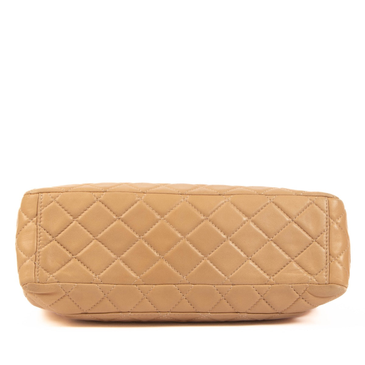 Shop safe online at Labellov in Antwerp, Brussels and Knokke this 100% authentic second hand Chanel Beige Lambskin Maxi Classic Bag