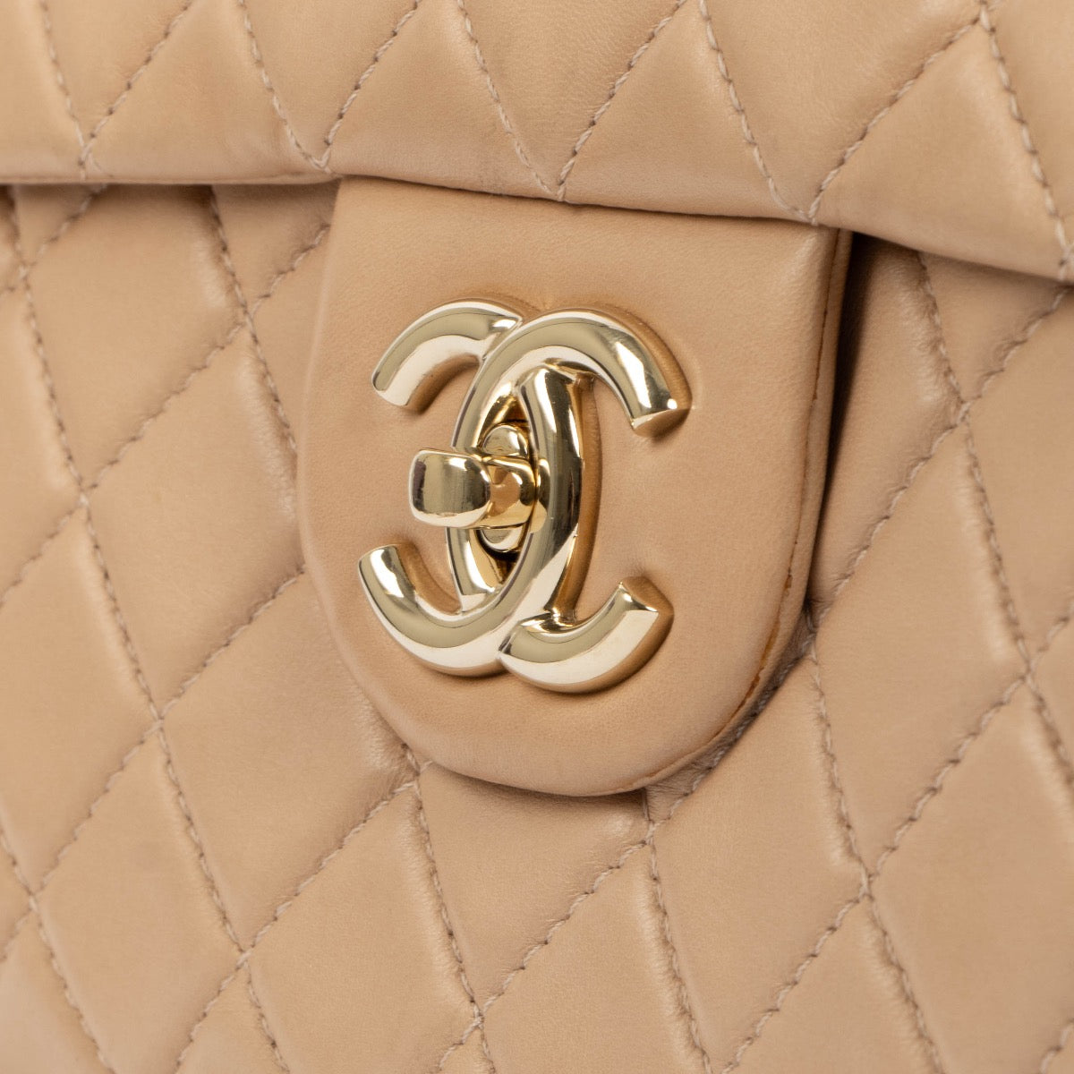Shop safe online at Labellov in Antwerp, Brussels and Knokke this 100% authentic second hand Chanel Beige Lambskin Maxi Classic Bag