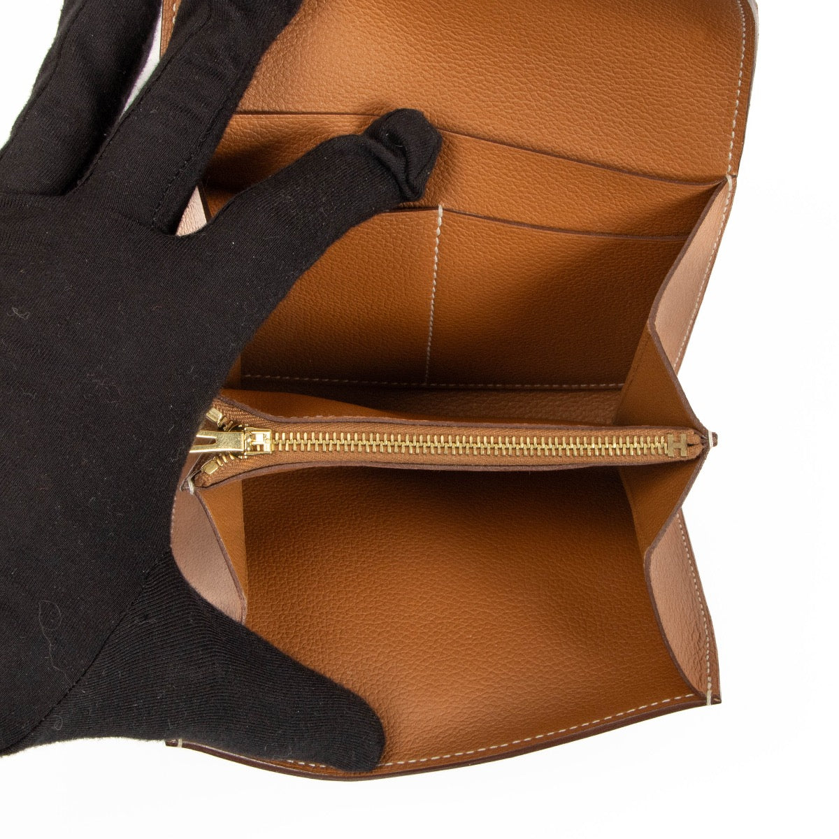 Shop safe online at Labellov in Antwerp, Brussels and Knokke this 100% authentic second hand Hermès Gold Evercolor Compact Constance Wallet