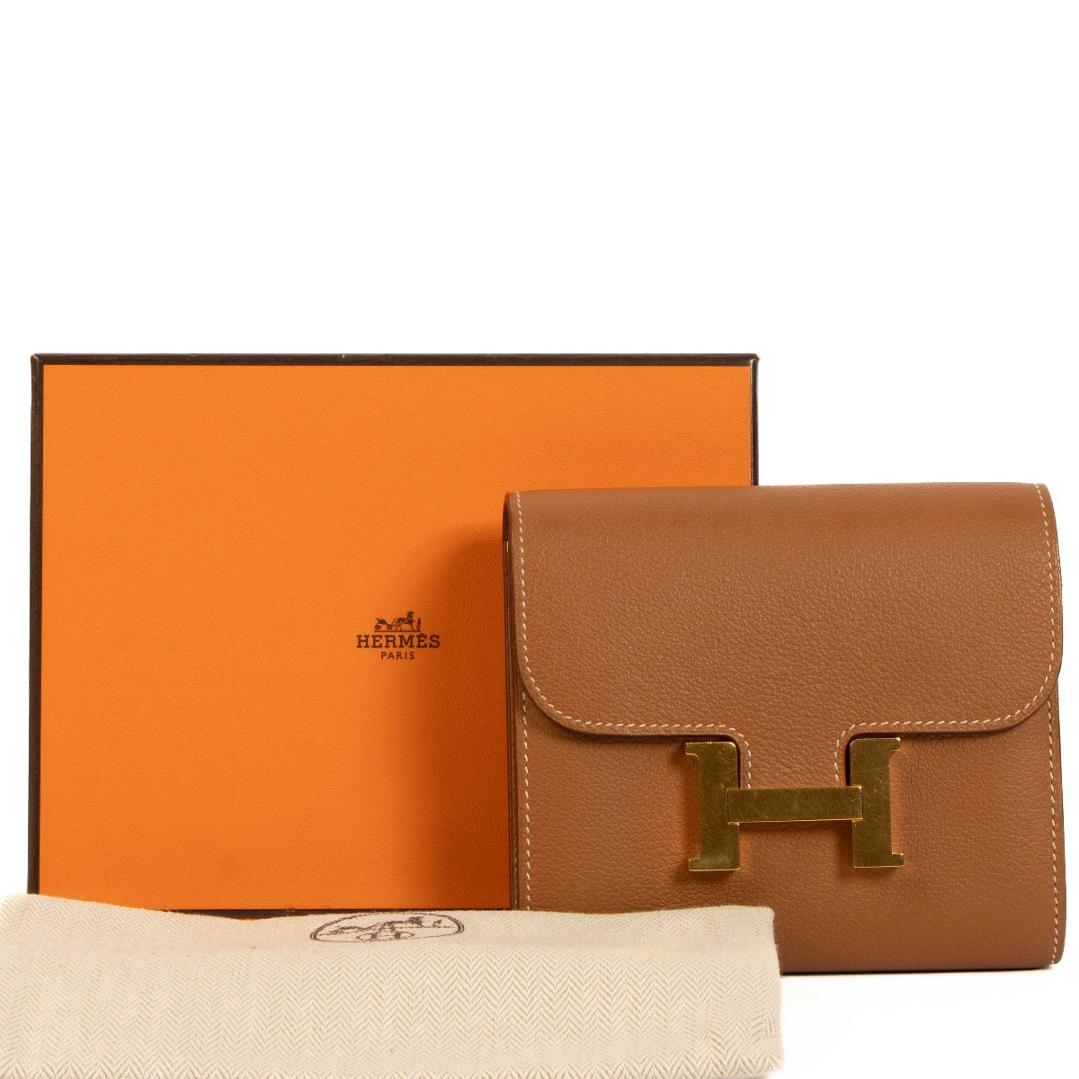 Shop safe online at Labellov in Antwerp, Brussels and Knokke this 100% authentic second hand Hermès Gold Evercolor Compact Constance Wallet