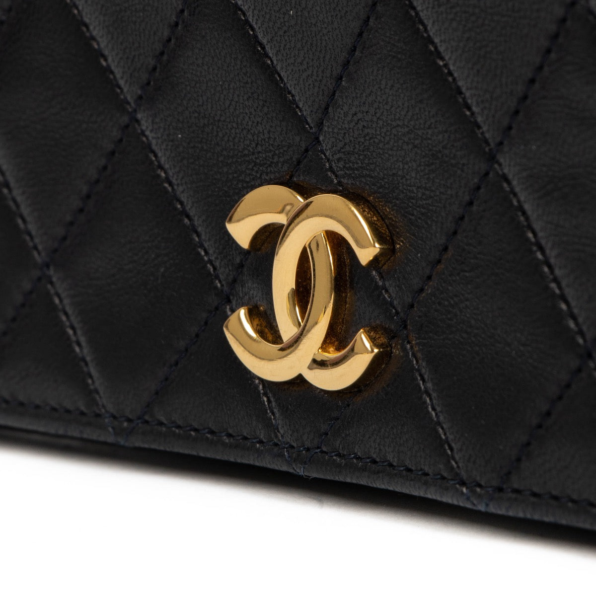 Shop 100% authentic second-hand Chanel Blue Vintage Chain Flap Bag on Labellov.com