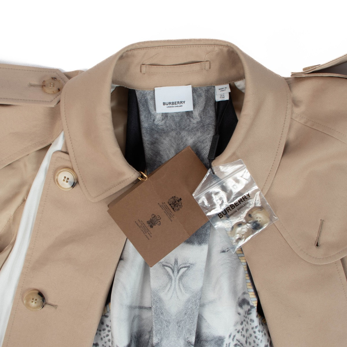 Burberry Beige Silk Scarf Trench Coat, Burberry Trench Coat, Burberry Beige Trench Coat, Burberry Silk Scarf, Burberry London, Burberry coat, Burberry fashion, Fashion, Designer, Antwerp, Knokke, Brussels, Labellov Knokke, Labellov Antwerp, Labellov Bruss