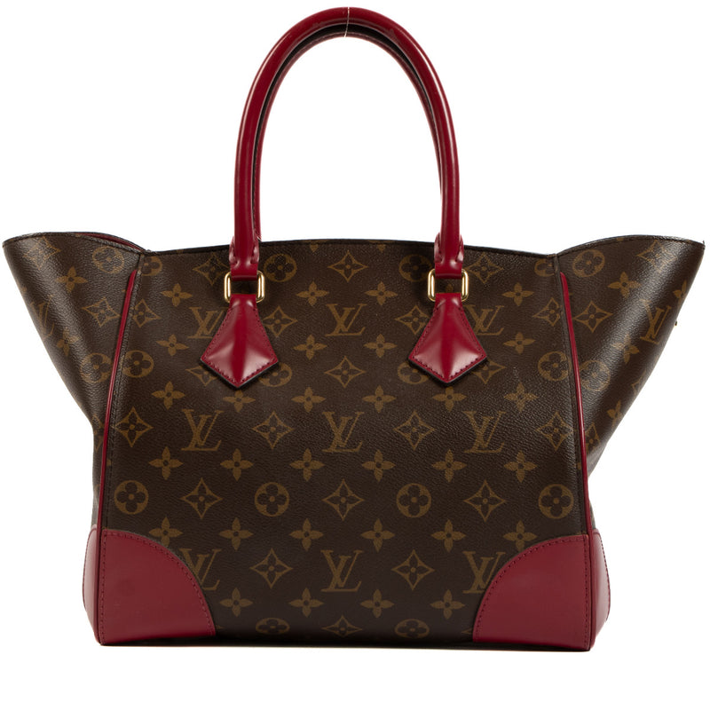 Louis Vuitton Phénix Leather Shoulder Bag for the best price at Labellov secondhand luxury in Antwerp. We buy and sell your preloved and brand new designer bags.