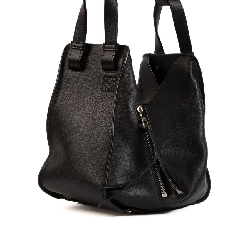 Shop safe online at Labellov in Antwerp, Brussels and Knokke this 100% authentic second hand Loewe Black small Hammock Shoulder bag