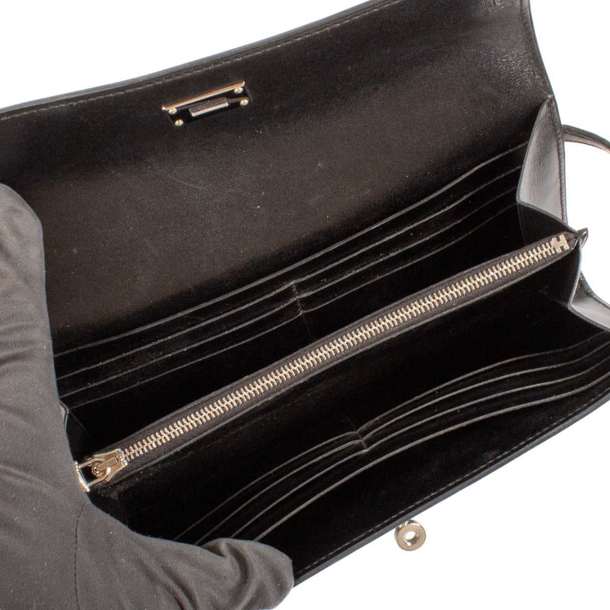 Shop safe online at Labellov in Antwerp, Brussels and Knokke this 100% authentic second hand Hermes Black Box Kelly Classique Wallet PHW