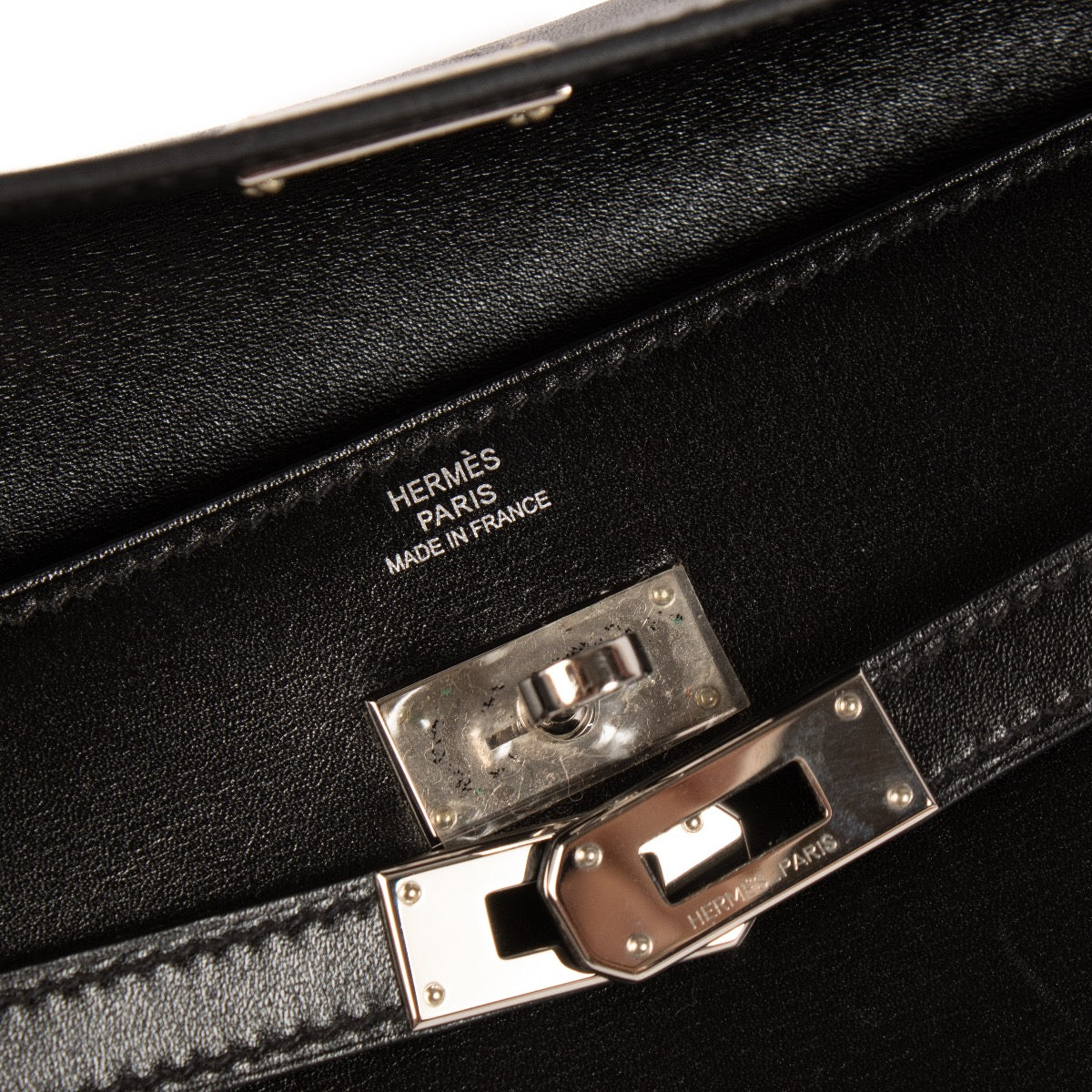 Shop safe online at Labellov in Antwerp, Brussels and Knokke this 100% authentic second hand Hermes Black Box Kelly Classique Wallet PHW
