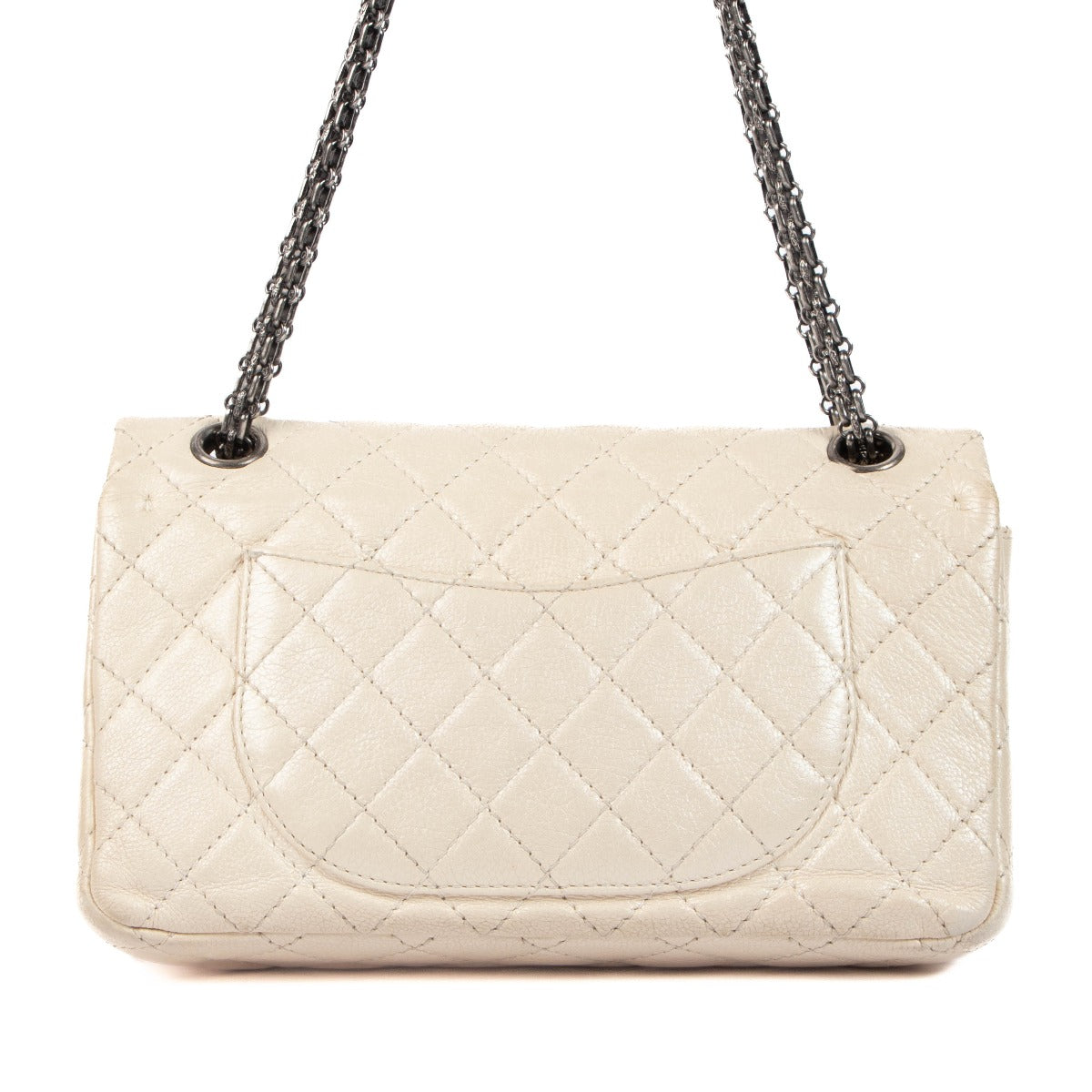 Sac 2.55 moyen Chanel en cuir nacré à breloques