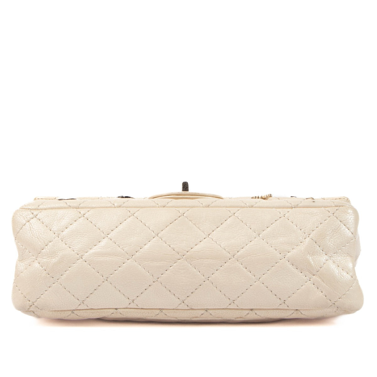 Sac 2.55 moyen Chanel en cuir nacré à breloques