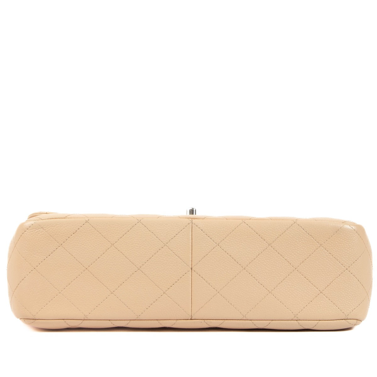 Grand sac classique Chanel en cuir caviar beige
