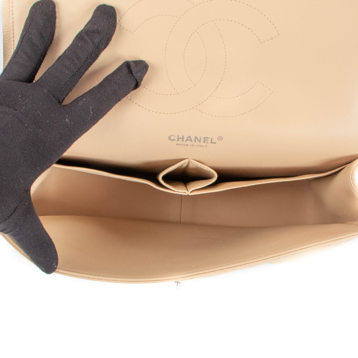 Grand sac classique Chanel en cuir caviar beige