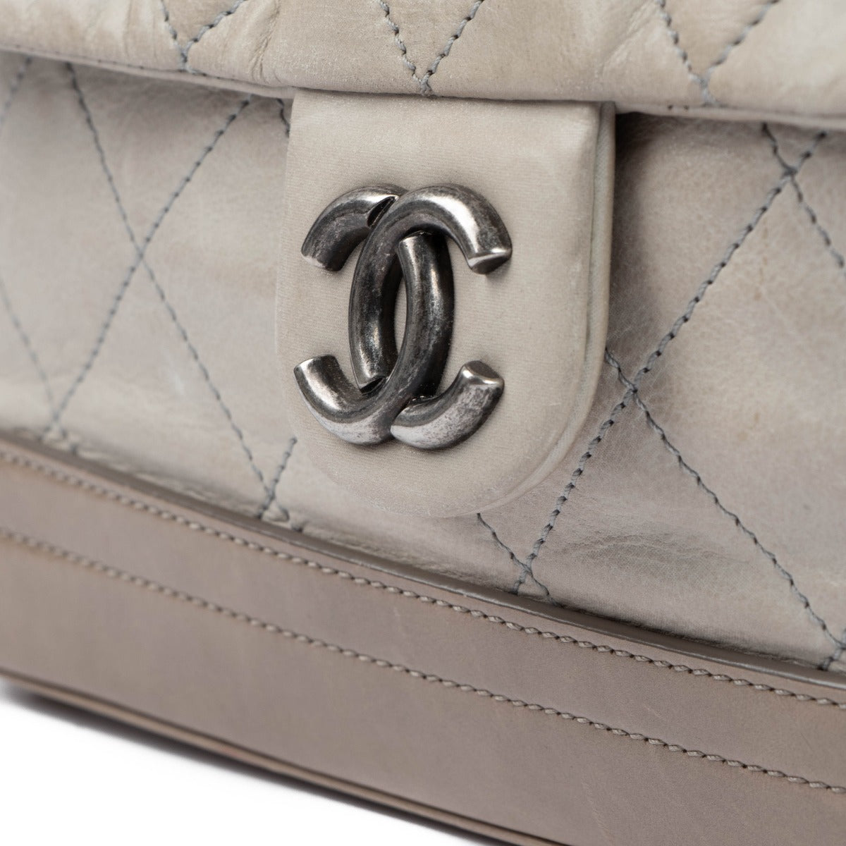 Chanel Grijze Shimmer Leren VIP Kleptas