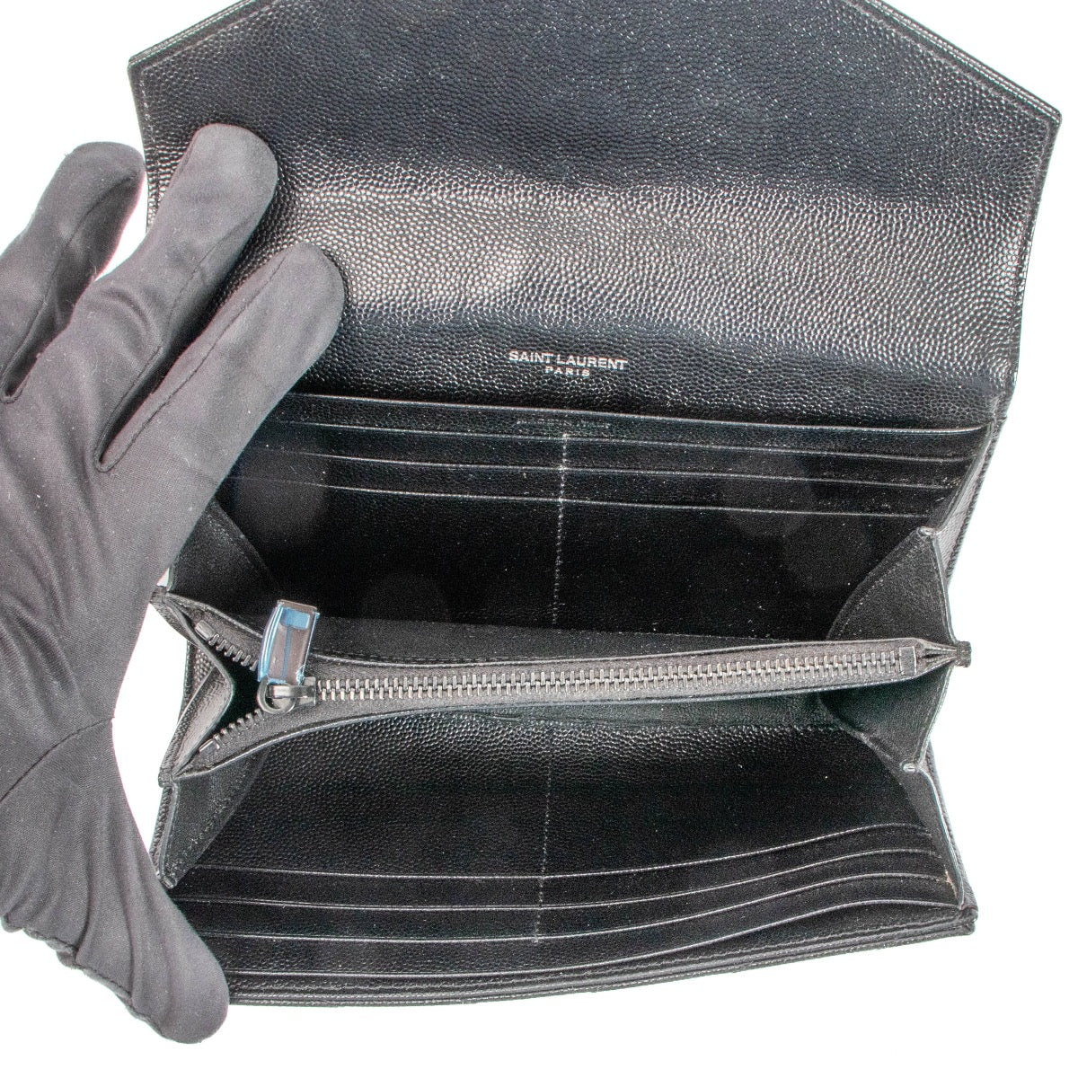 Shop safe online at Labellov in Antwerp, Brussels and Knokke this 100% authentic second hand Saint Laurent So Black Cassandre Long Wallet