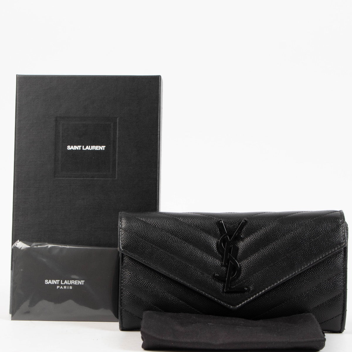 Shop safe online at Labellov in Antwerp, Brussels and Knokke this 100% authentic second hand Saint Laurent So Black Cassandre Long Wallet