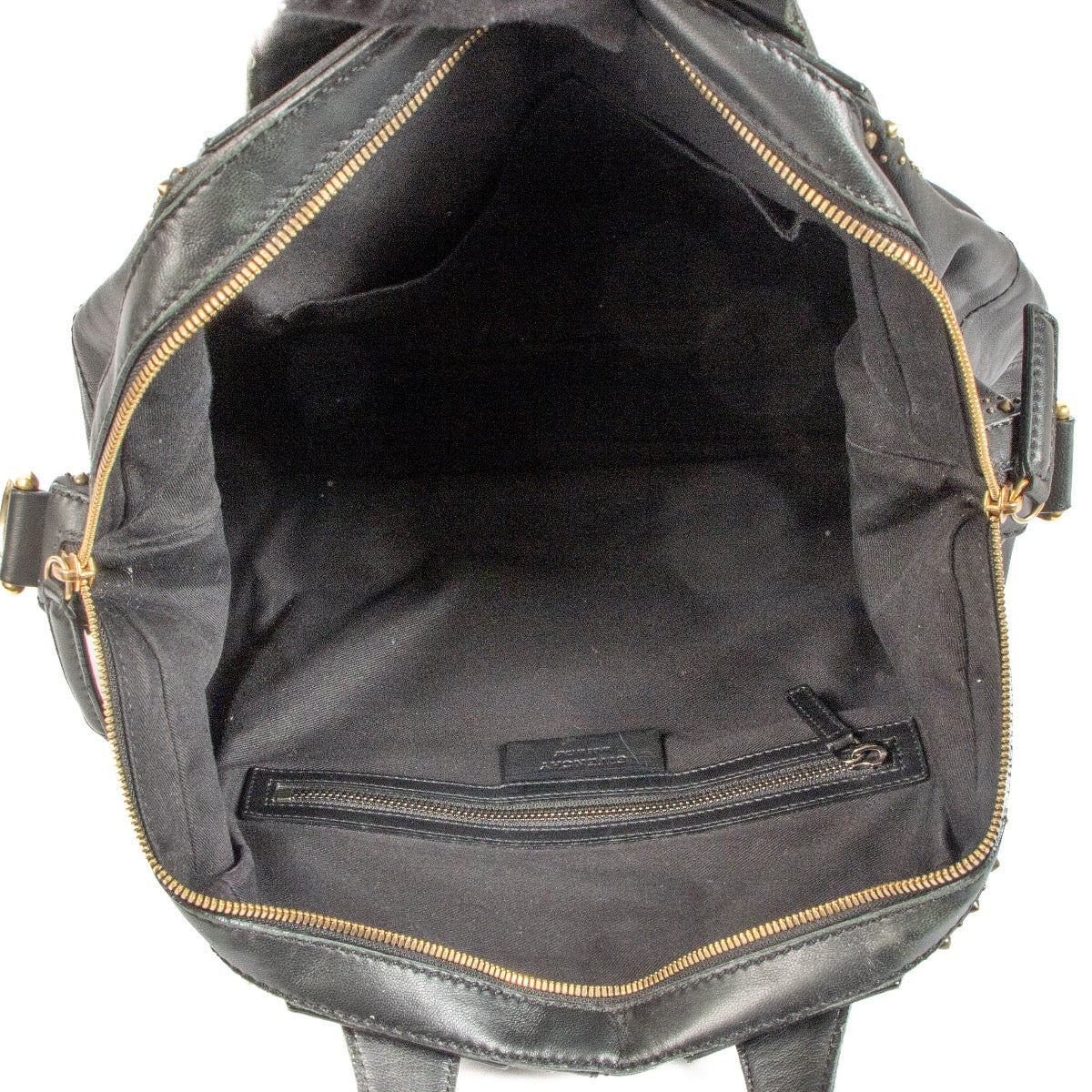 Buy authentic designer bags at the best price at Labellov. Safe and secure shopping. Koop online tweedehands authentieke Givenchy handtassen bij labellov.