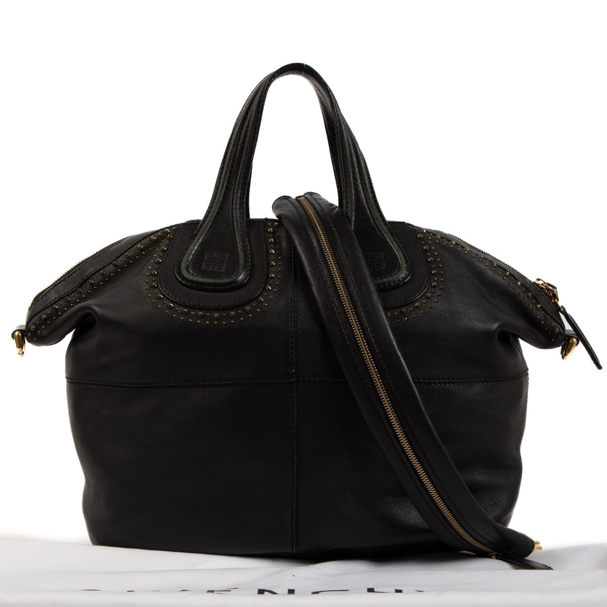 Buy authentic designer bags at the best price at Labellov. Safe and secure shopping. Koop online tweedehands authentieke Givenchy handtassen bij labellov.