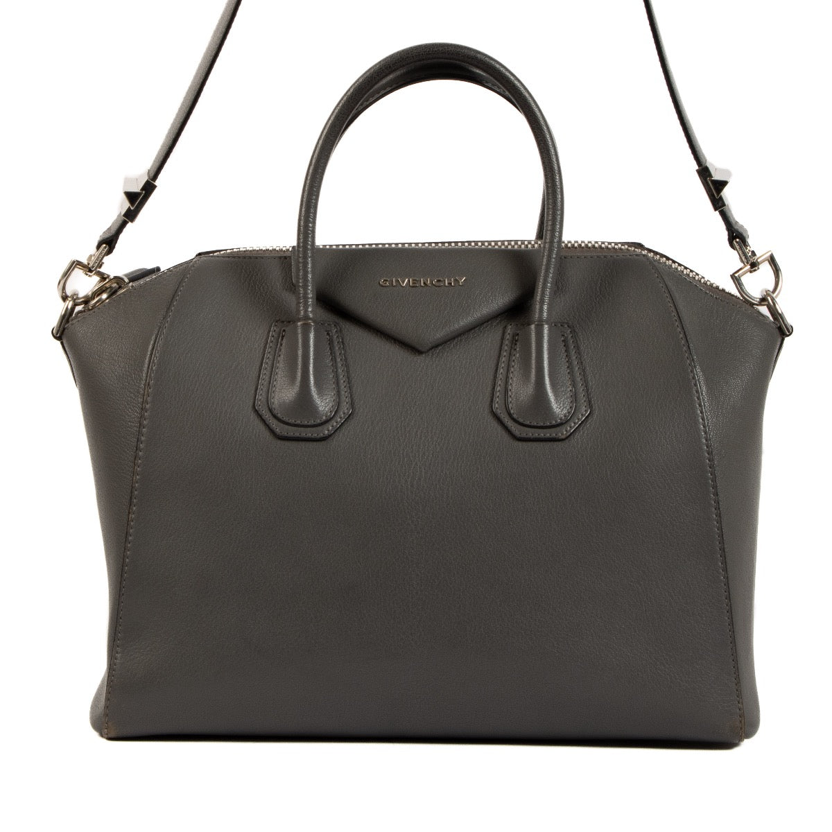 Buy authentic designer bags at the best price at Labellov. Safe and secure shopping. Koop online tweedehands authentieke Givenchy handtassen bij labellov.