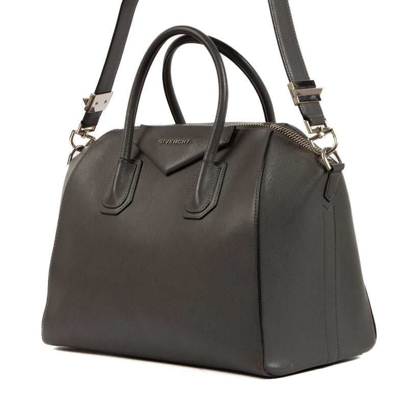 Buy authentic designer bags at the best price at Labellov. Safe and secure shopping. Koop online tweedehands authentieke Givenchy handtassen bij labellov.