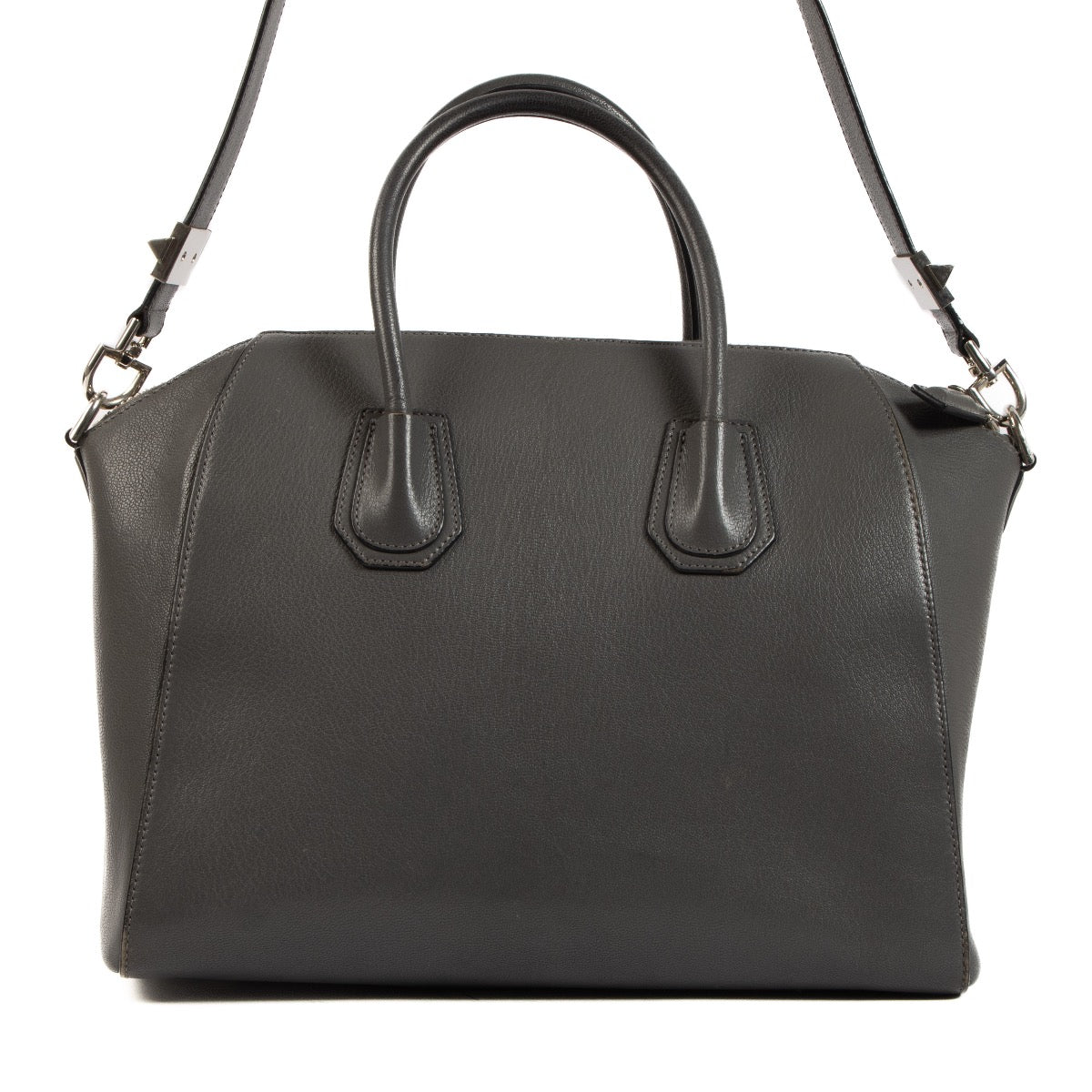 Buy authentic designer bags at the best price at Labellov. Safe and secure shopping. Koop online tweedehands authentieke Givenchy handtassen bij labellov.