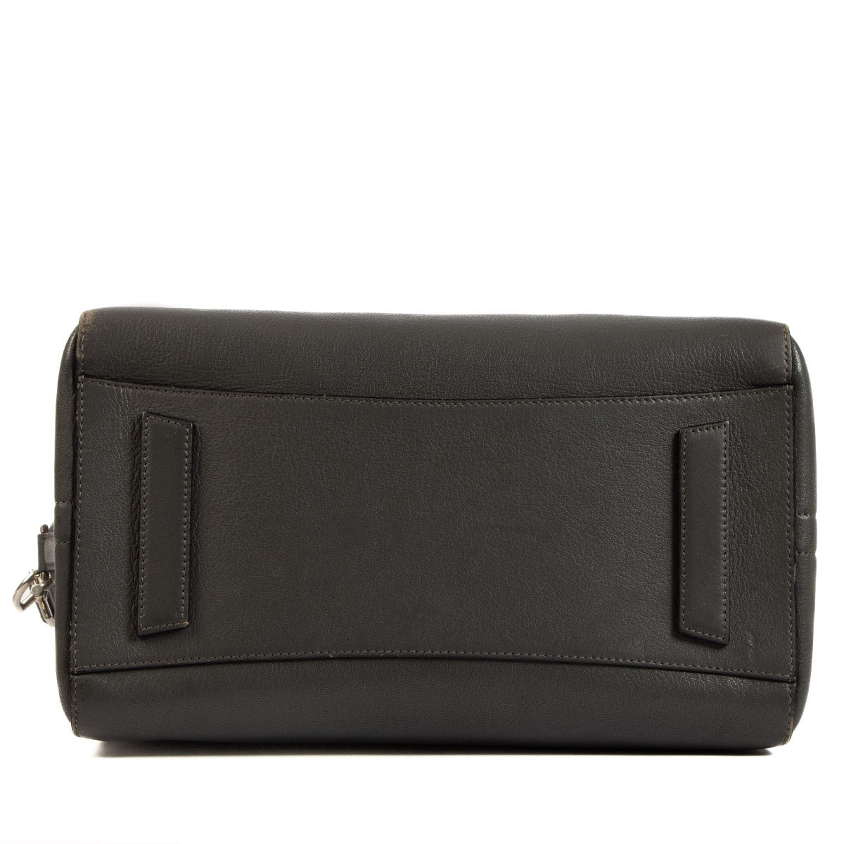 Buy authentic designer bags at the best price at Labellov. Safe and secure shopping. Koop online tweedehands authentieke Givenchy handtassen bij labellov.