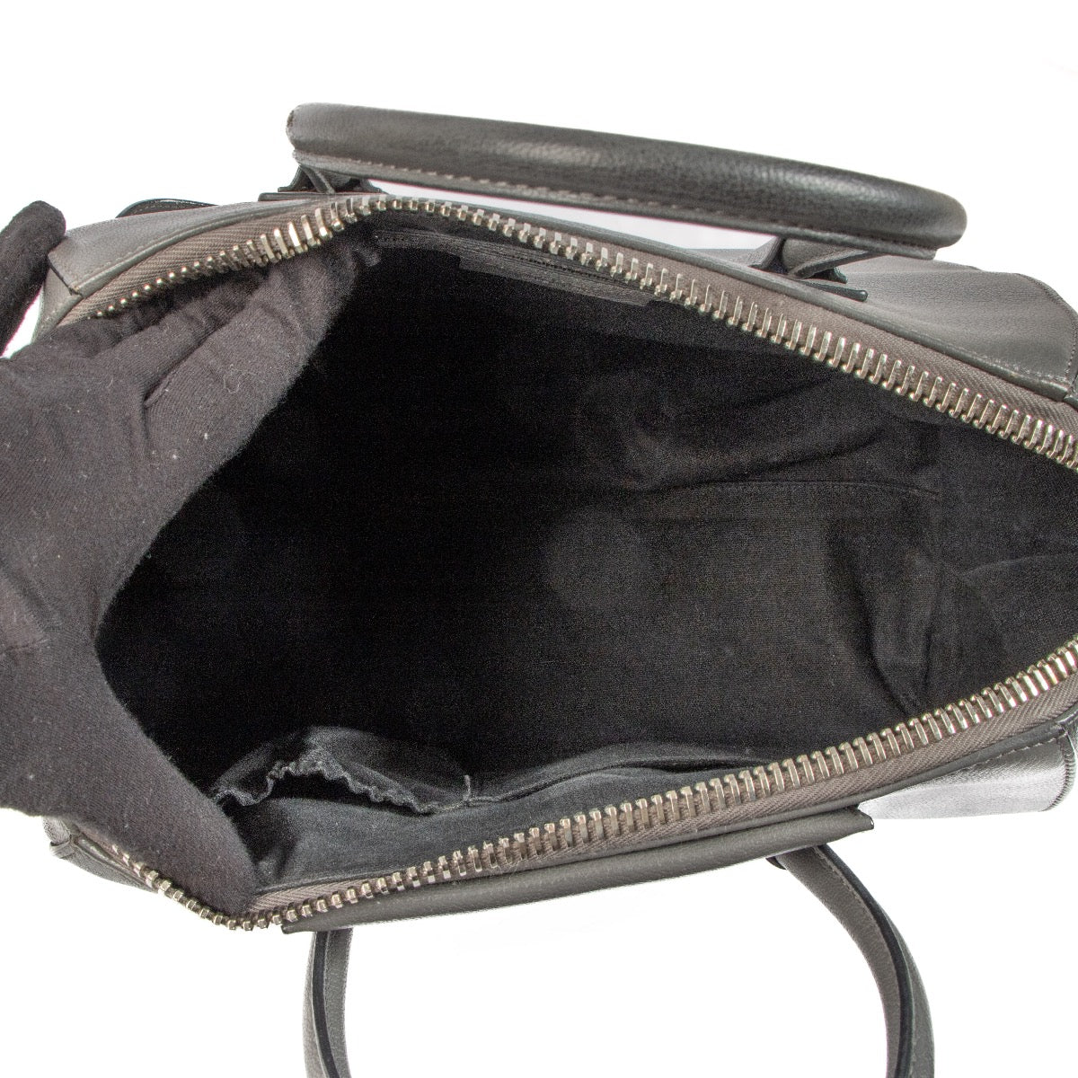 Buy authentic designer bags at the best price at Labellov. Safe and secure shopping. Koop online tweedehands authentieke Givenchy handtassen bij labellov.