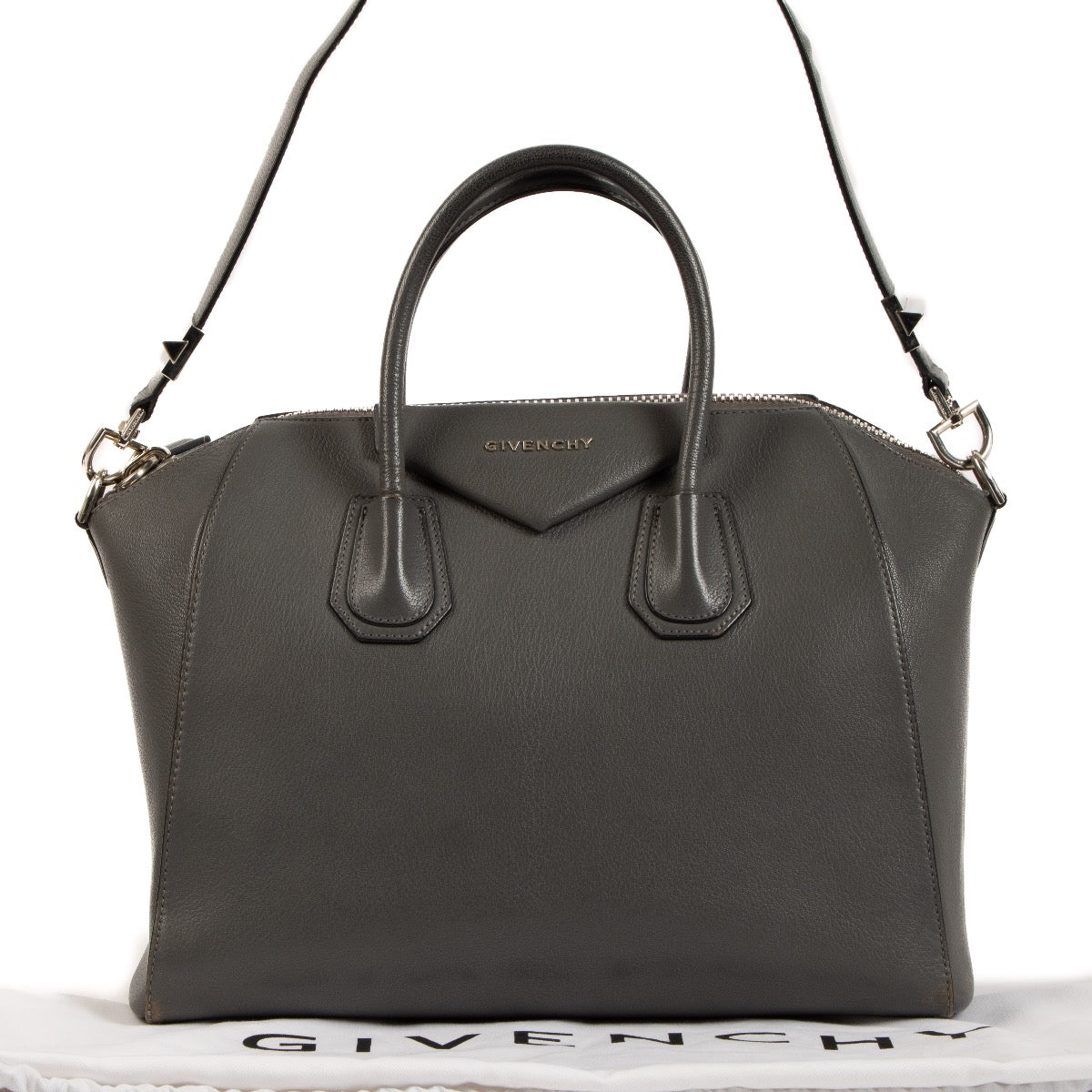 Buy authentic designer bags at the best price at Labellov. Safe and secure shopping. Koop online tweedehands authentieke Givenchy handtassen bij labellov.