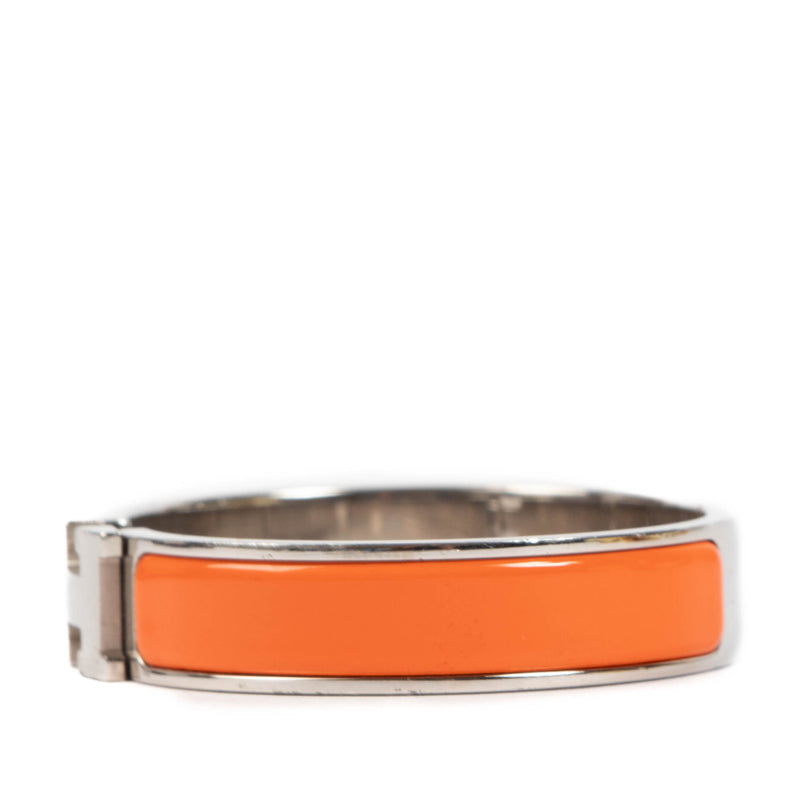are you looking for an authentic Hermès Orange Clic H Bracelet PHW? We buy and sell your bags for the best price.
