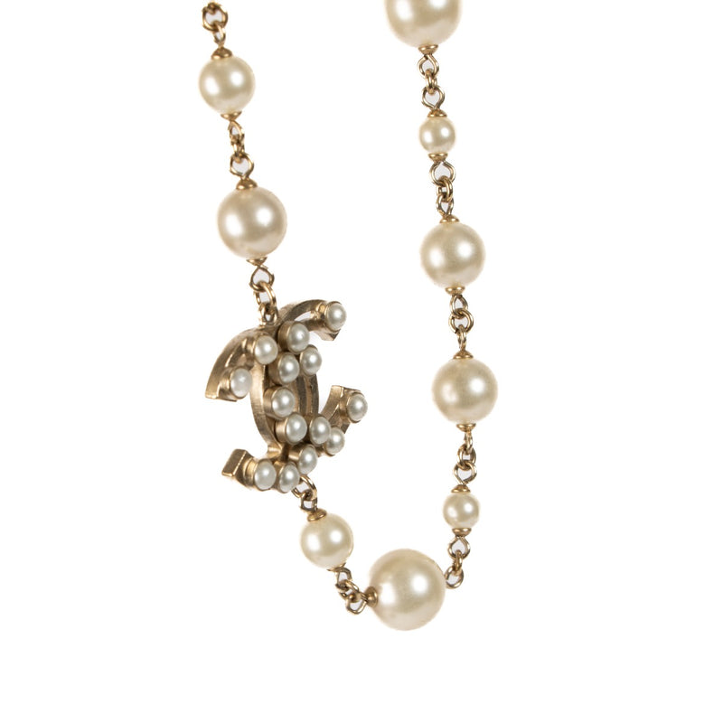 Shop safe online Chanel Glass Pearl and Golden Metal CC Sautoir. Koop veilig online tegen de beste prijs.