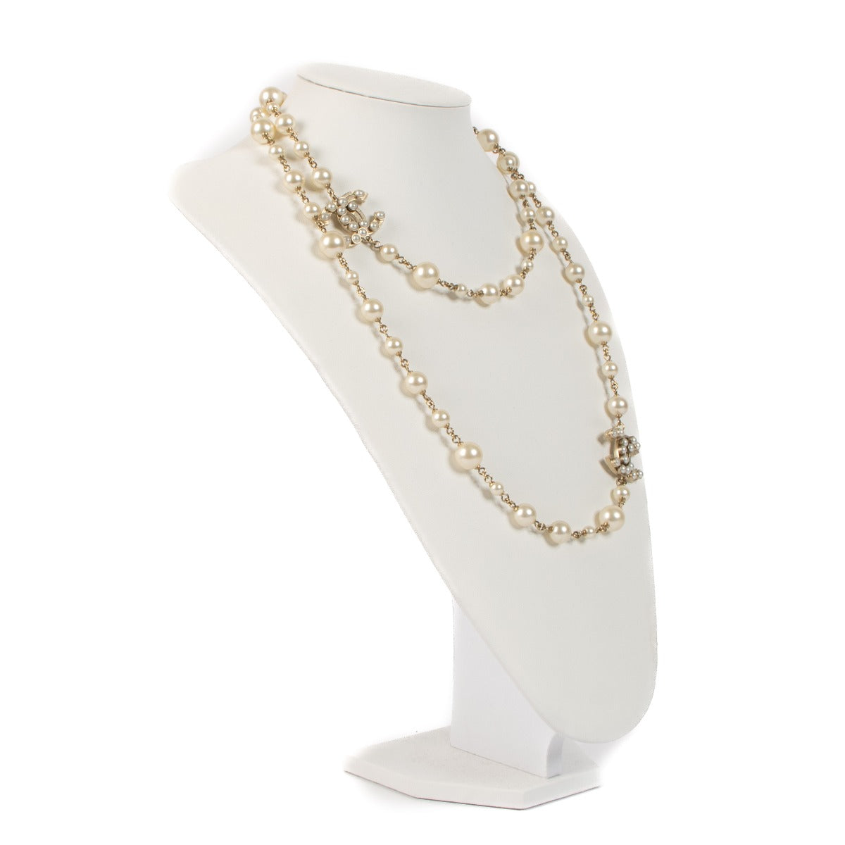 Shop safe online Chanel Glass Pearl and Golden Metal CC Sautoir. Koop veilig online tegen de beste prijs.