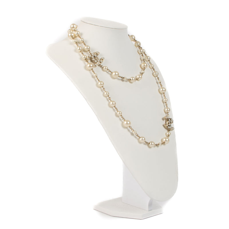 Shop safe online Chanel Glass Pearl and Golden Metal CC Sautoir. Koop veilig online tegen de beste prijs.