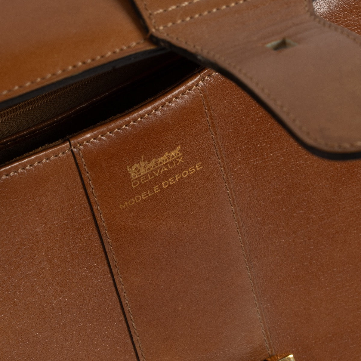 Shop safe online Delvaux Camel Box Calf Leather Brillant MM Top Handle. koop veilig online tegen de beste prijs.