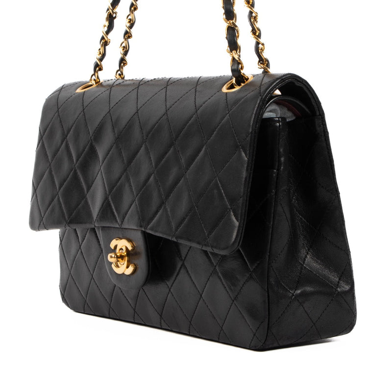 Shop safe online at Labellov in Antwerp, Brussels and Knokke this 100% authentic second hand Chanel Black Lambskin Medium Classic Flap Bag