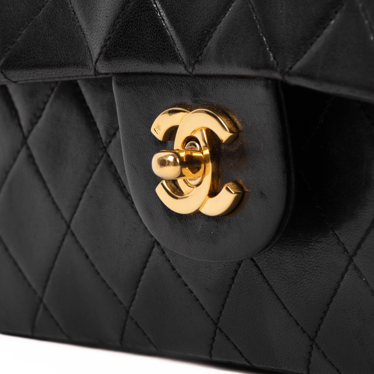 Shop safe online at Labellov in Antwerp, Brussels and Knokke this 100% authentic second hand Chanel Black Lambskin Medium Classic Flap Bag