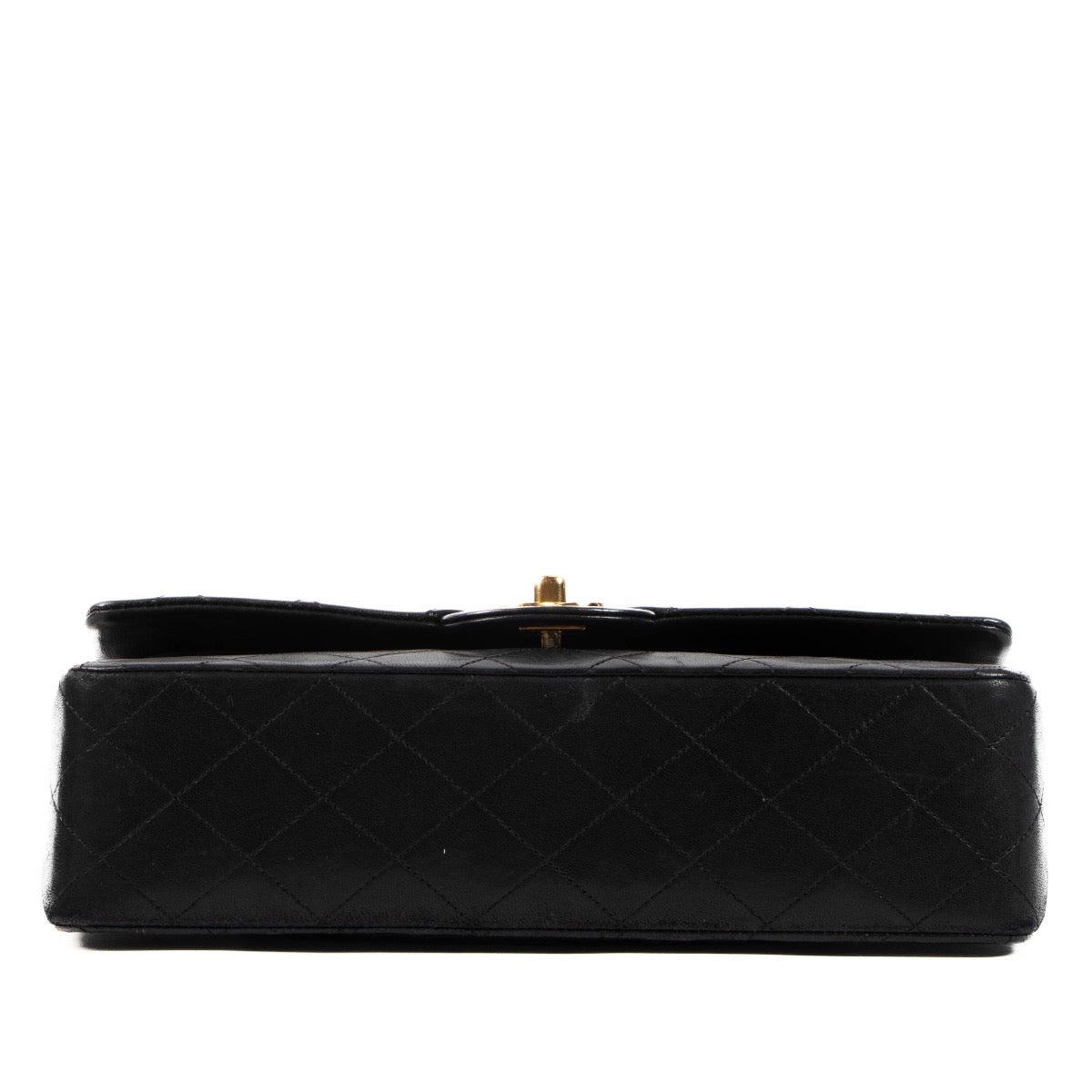 Shop safe online at Labellov in Antwerp, Brussels and Knokke this 100% authentic second hand Chanel Black Lambskin Medium Classic Flap Bag