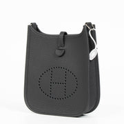 Shop safe online at Labellov in Antwerp, Brussels and Knokke this 100% authentic second hand Hermès Evelyne 16 Amazone Black PHW. Veilig online tweedehands authentieke Hermès Evelyne 16 Amazone Black PHW kopen bij Labellov