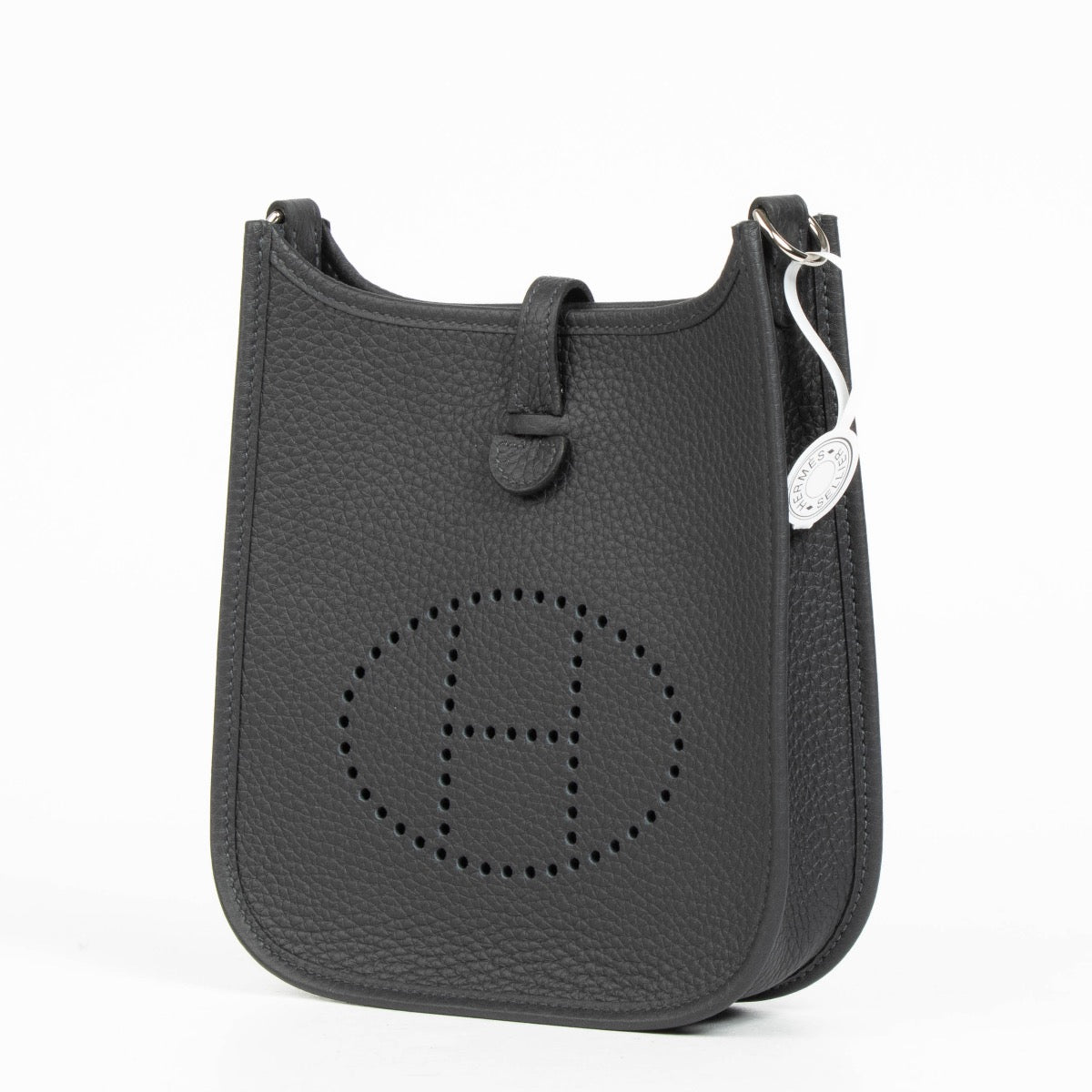 Shop safe online at Labellov in Antwerp, Brussels and Knokke this 100% authentic second hand Hermès Evelyne 16 Amazone Black PHW. Veilig online tweedehands authentieke Hermès Evelyne 16 Amazone Black PHW kopen bij Labellov