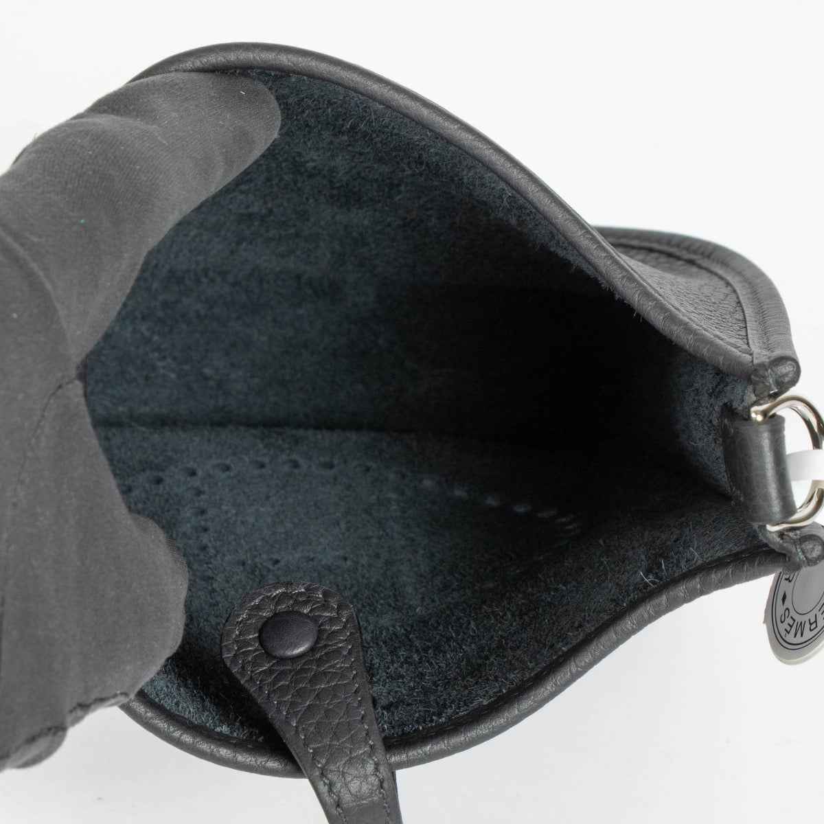 Shop safe online at Labellov in Antwerp, Brussels and Knokke this 100% authentic second hand Hermès Evelyne 16 Amazone Black PHW. Veilig online tweedehands authentieke Hermès Evelyne 16 Amazone Black PHW kopen bij Labellov