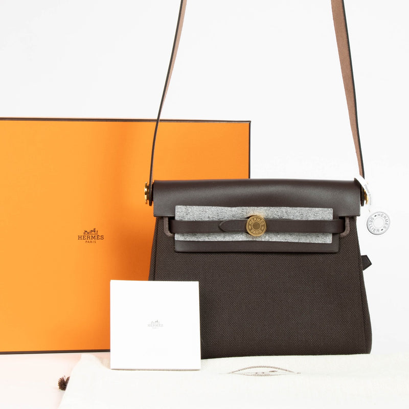 Shop safe online at Labellov in Antwerp, Brussels and Knokke these 100% authentic second hand Hermès Herbag Zip 20 Ébène Toile H/Hunter GHW. Veilig online tweedehands authentieke Hermès Herbag Zip 20 Ébène Toile H/Hunter GHW kopen bij Labellov.