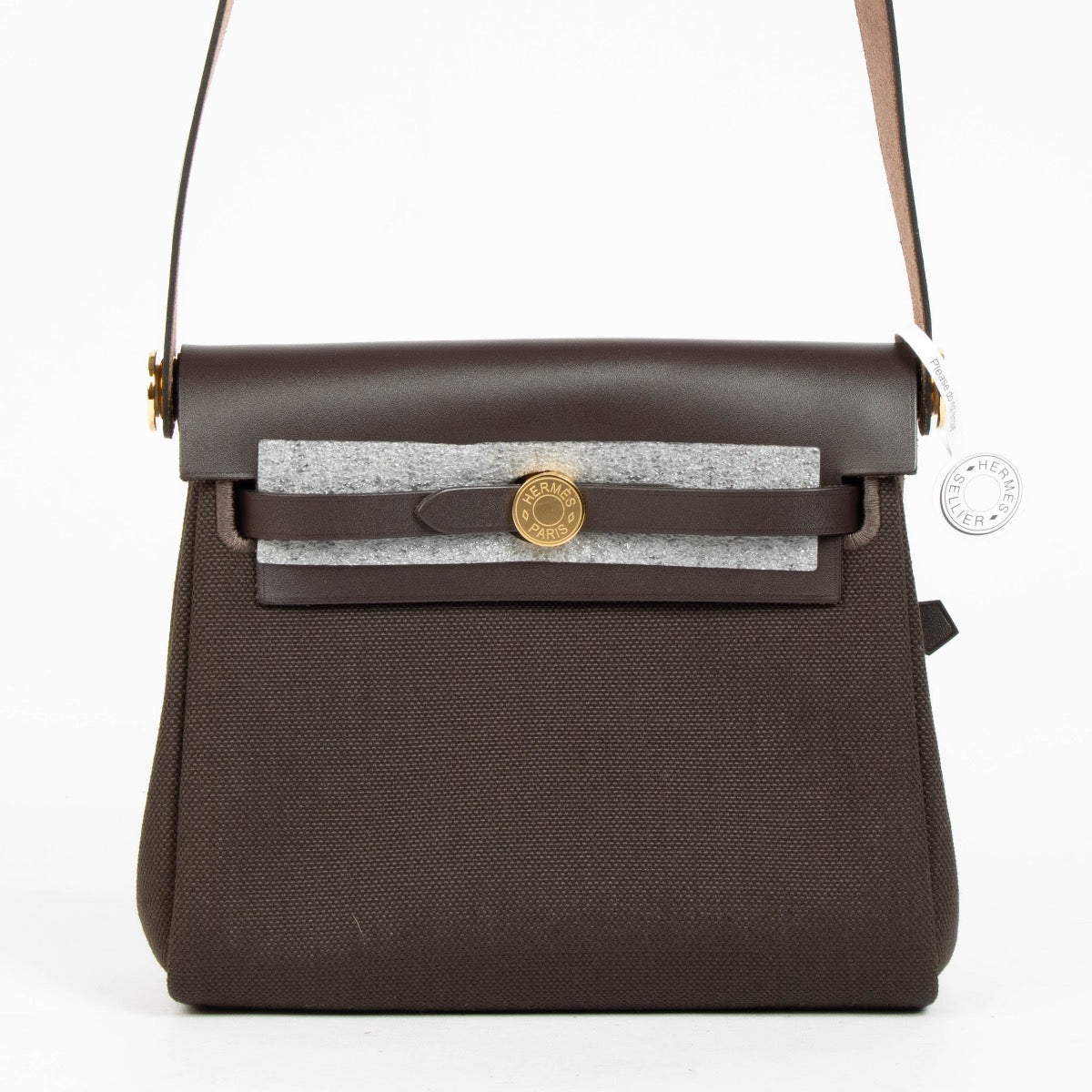 Shop safe online at Labellov in Antwerp, Brussels and Knokke these 100% authentic second hand Hermès Herbag Zip 20 Ébène Toile H/Hunter GHW. Veilig online tweedehands authentieke Hermès Herbag Zip 20 Ébène Toile H/Hunter GHW kopen bij Labellov.