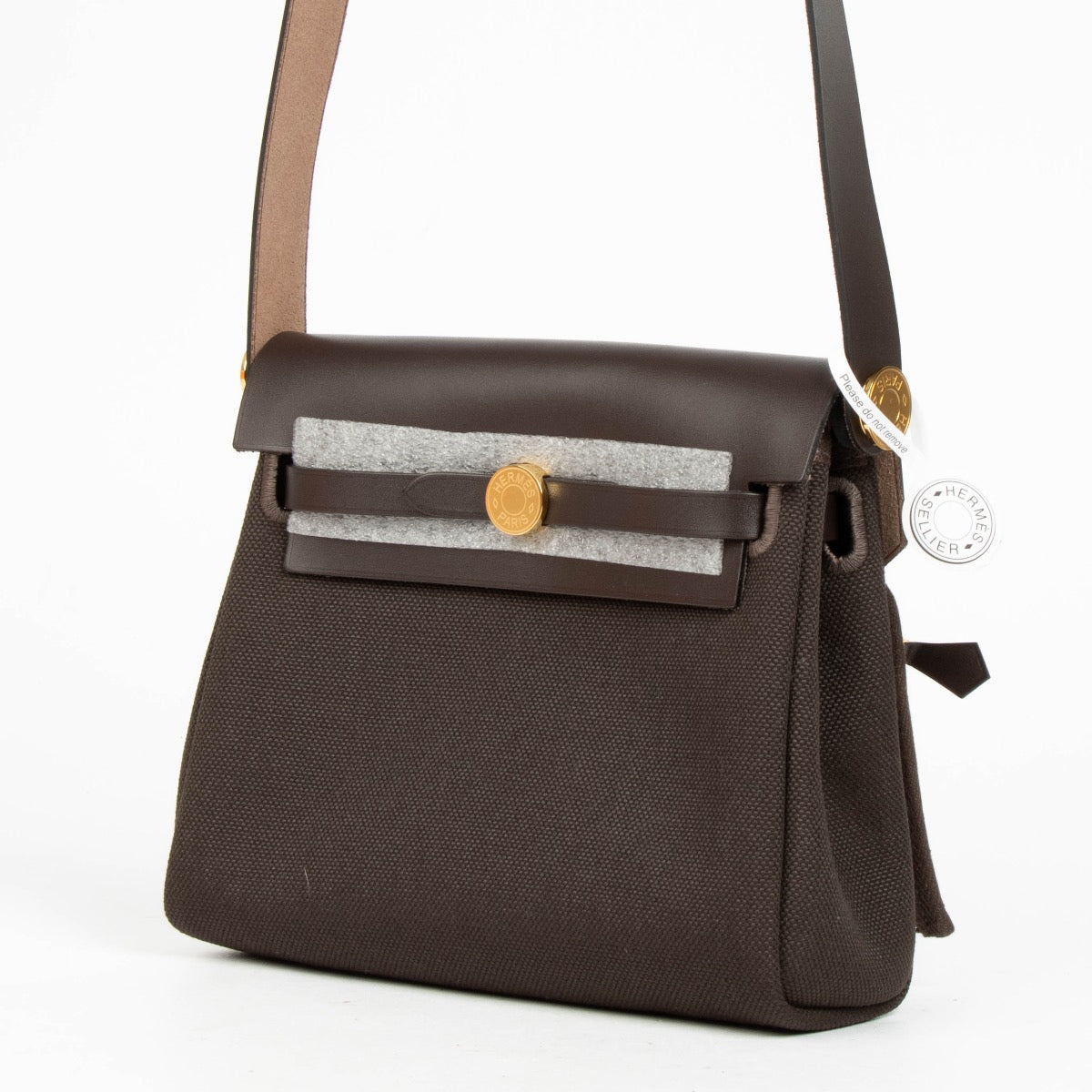 Shop safe online at Labellov in Antwerp, Brussels and Knokke these 100% authentic second hand Hermès Herbag Zip 20 Ébène Toile H/Hunter GHW. Veilig online tweedehands authentieke Hermès Herbag Zip 20 Ébène Toile H/Hunter GHW kopen bij Labellov.