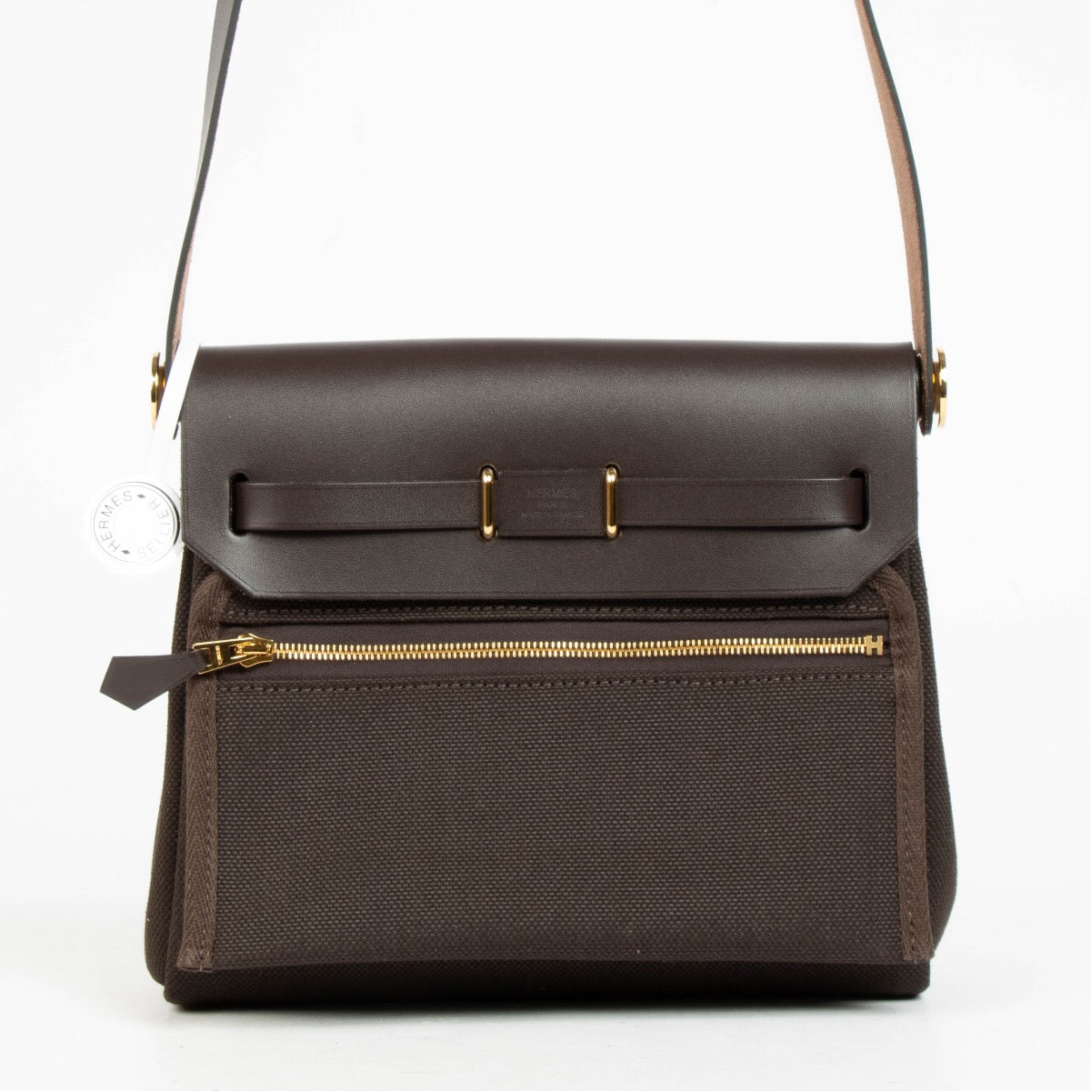 Shop safe online at Labellov in Antwerp, Brussels and Knokke these 100% authentic second hand Hermès Herbag Zip 20 Ébène Toile H/Hunter GHW. Veilig online tweedehands authentieke Hermès Herbag Zip 20 Ébène Toile H/Hunter GHW kopen bij Labellov.