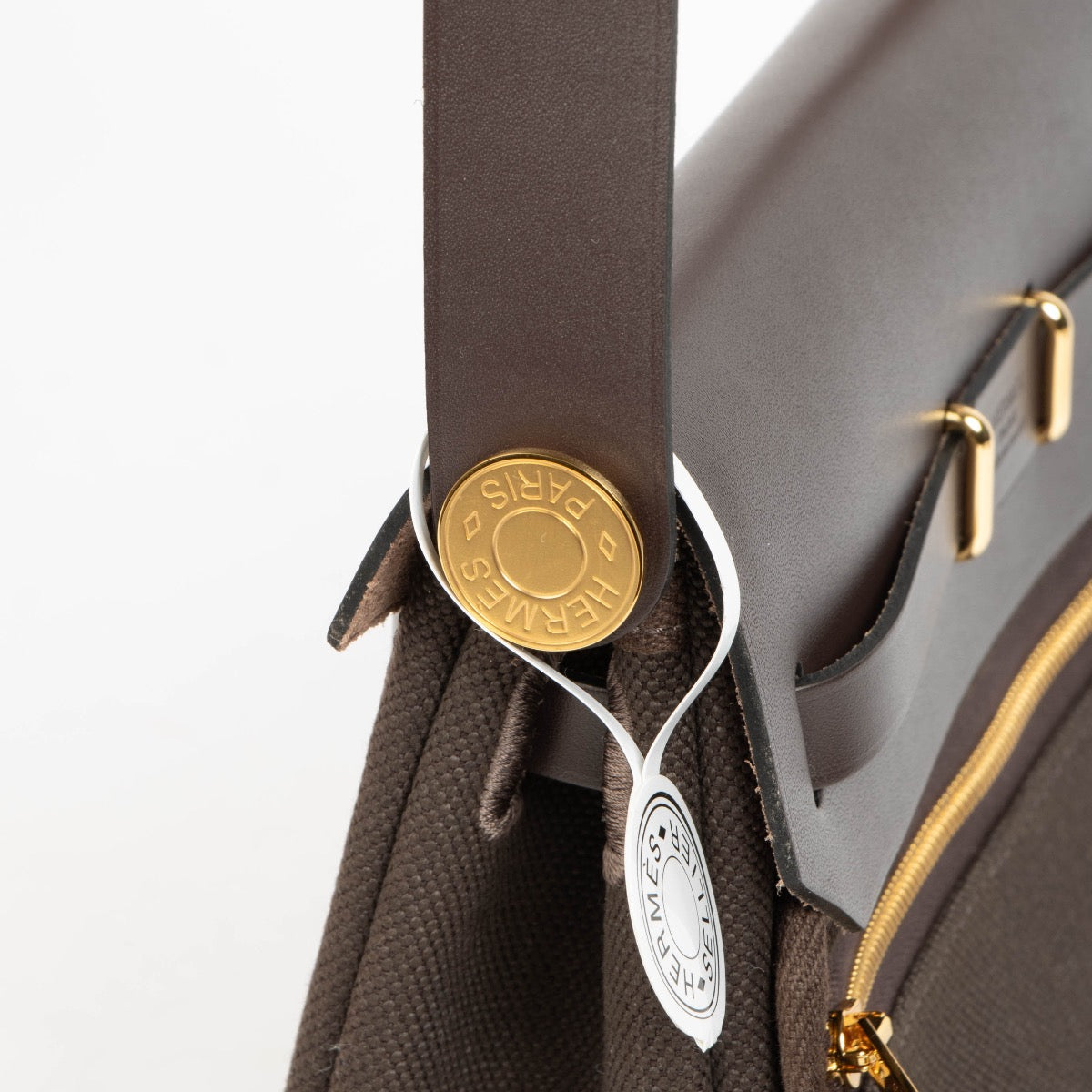 Shop safe online at Labellov in Antwerp, Brussels and Knokke these 100% authentic second hand Hermès Herbag Zip 20 Ébène Toile H/Hunter GHW. Veilig online tweedehands authentieke Hermès Herbag Zip 20 Ébène Toile H/Hunter GHW kopen bij Labellov.