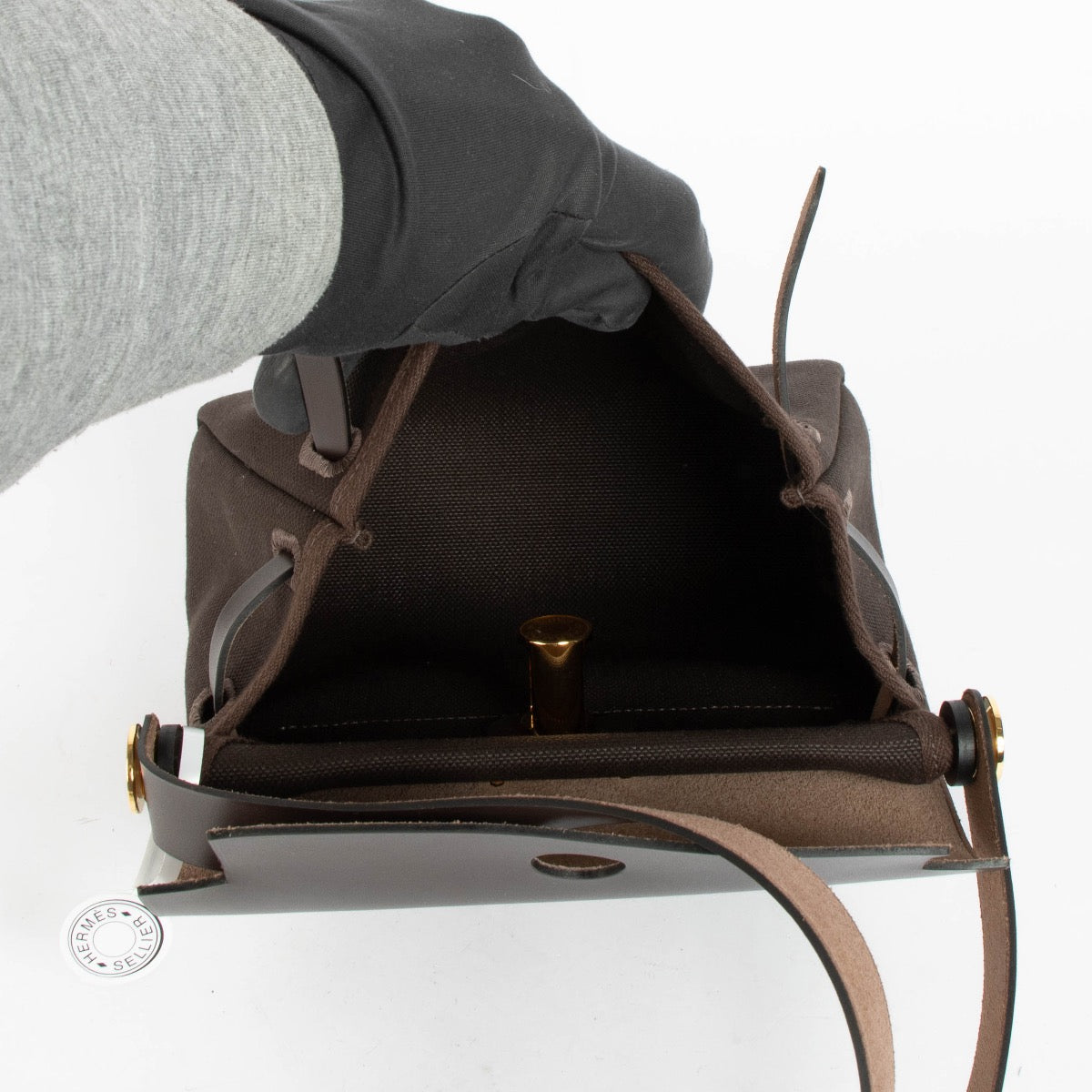 Shop safe online at Labellov in Antwerp, Brussels and Knokke these 100% authentic second hand Hermès Herbag Zip 20 Ébène Toile H/Hunter GHW. Veilig online tweedehands authentieke Hermès Herbag Zip 20 Ébène Toile H/Hunter GHW kopen bij Labellov.