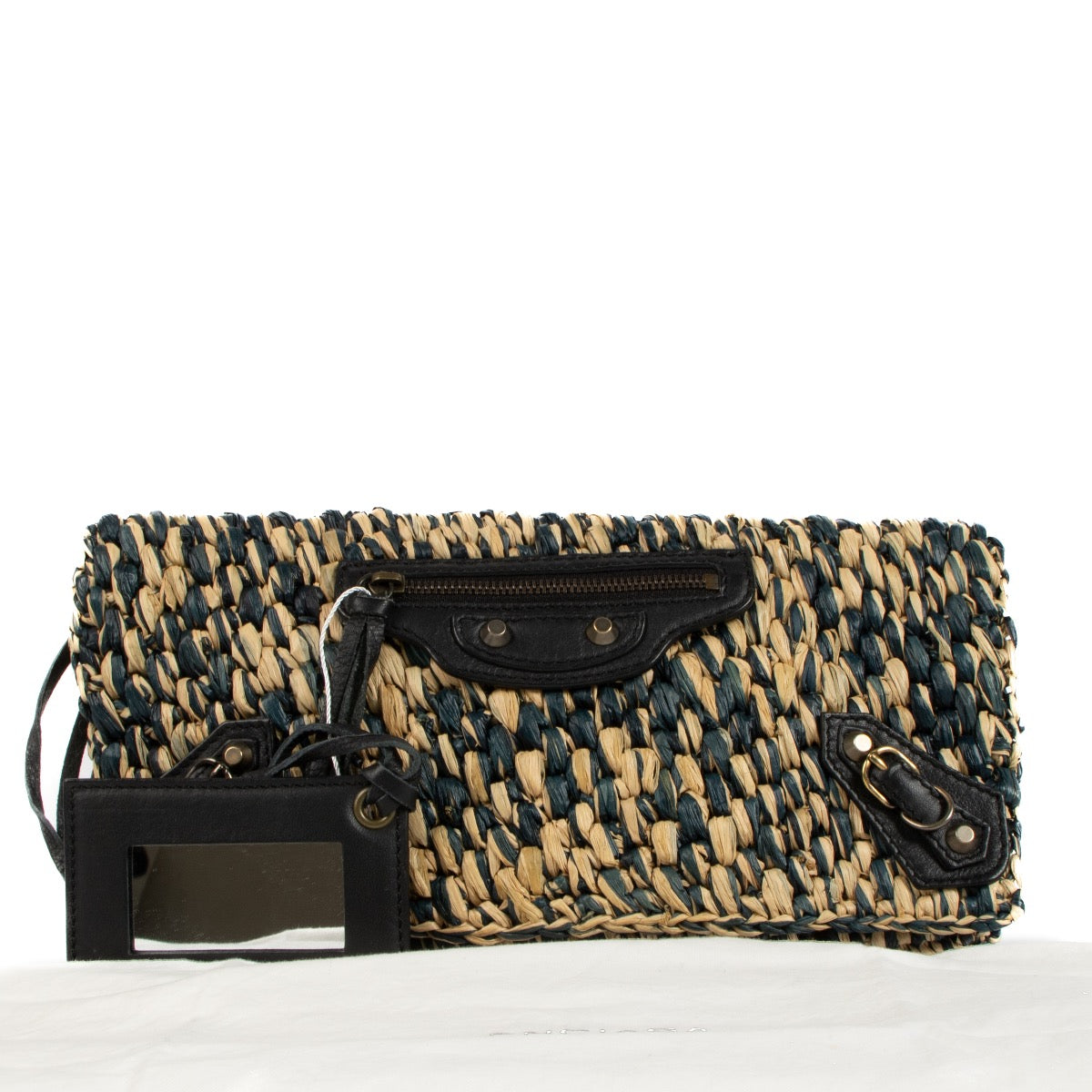 Shop safe online at Labellov in Antwerp, Brussels and Knokke this 100% authentic second hand Balenciaga Green Raffia Clutch