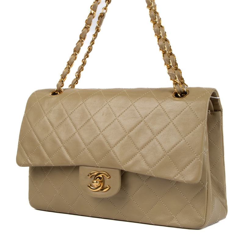 Shop safe online at Labellov in Antwerp, Brussels and Knokke this 100% authentic second hand Chanel Beige Lambskin Medium Classic Flap Bag