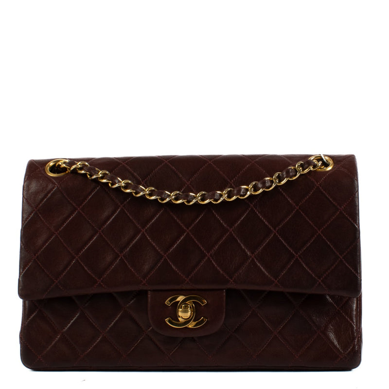 Shop safe online at Labellov in Antwerp, Brussels and Knokke this 100% authentic second hand Chanel Burgundy Lambskin Medium Classic Flap Bag