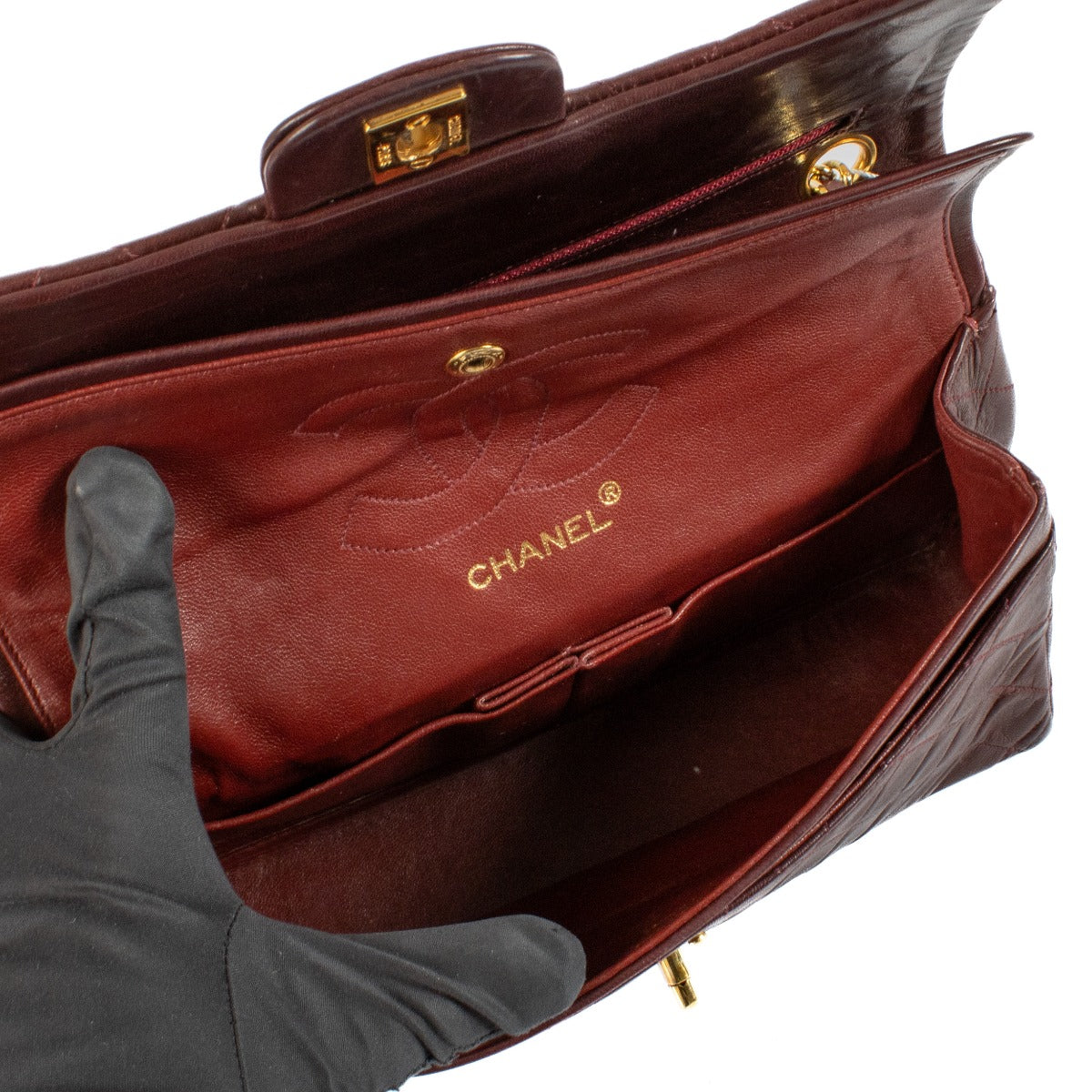 Shop safe online at Labellov in Antwerp, Brussels and Knokke this 100% authentic second hand Chanel Burgundy Lambskin Medium Classic Flap Bag